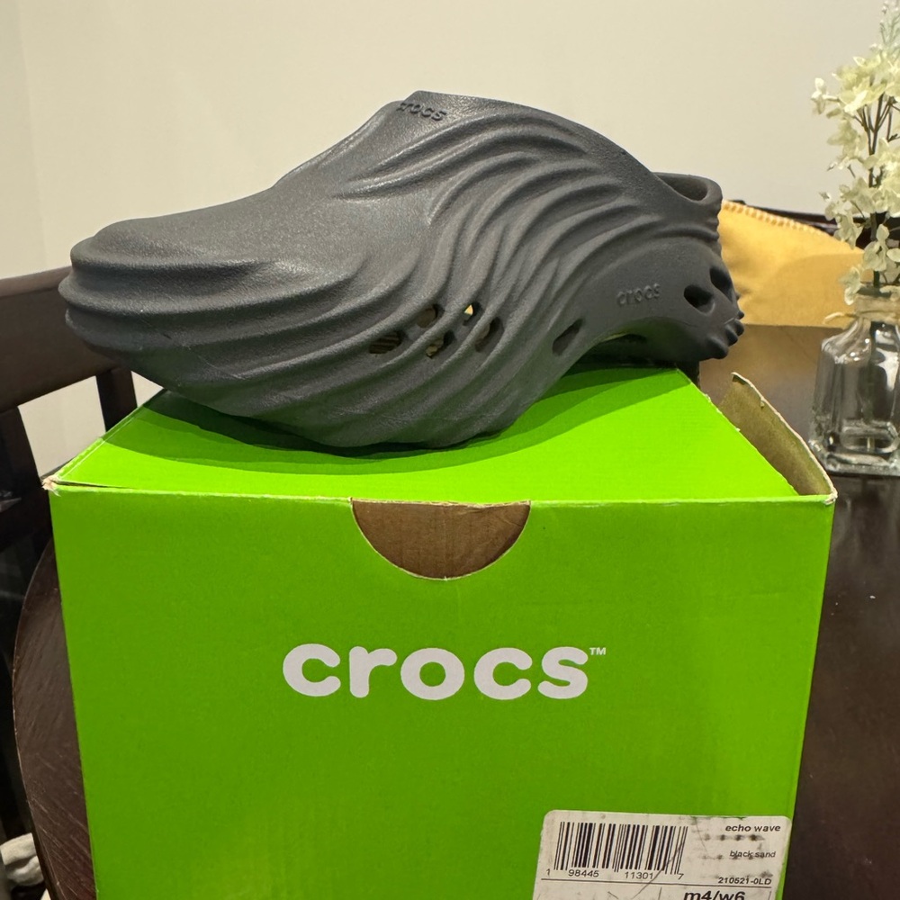 CROCS Echo Wave Clog in Charcoal Gray